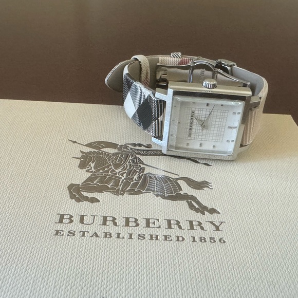 Authentic Burberry watch - Picture 2 of 13